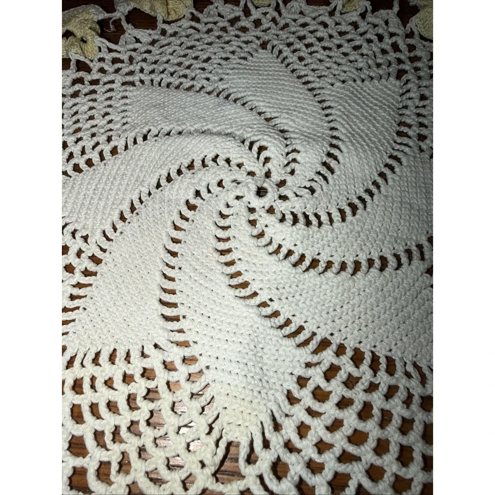 Vtg‎ Hand Crocheted White Spiral Doileyvwith Yellow Pansy Flower Border 13